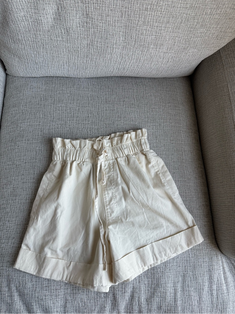 Abercrombie & Fitch High-Waist Paperbag Shorts in Cream